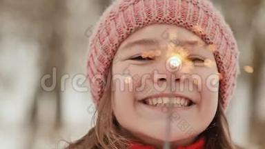 一个快乐的年轻女学生，在冬天的森林里闪耀着孟加拉灯的火花。 面的特写.. 在世界末日前夕